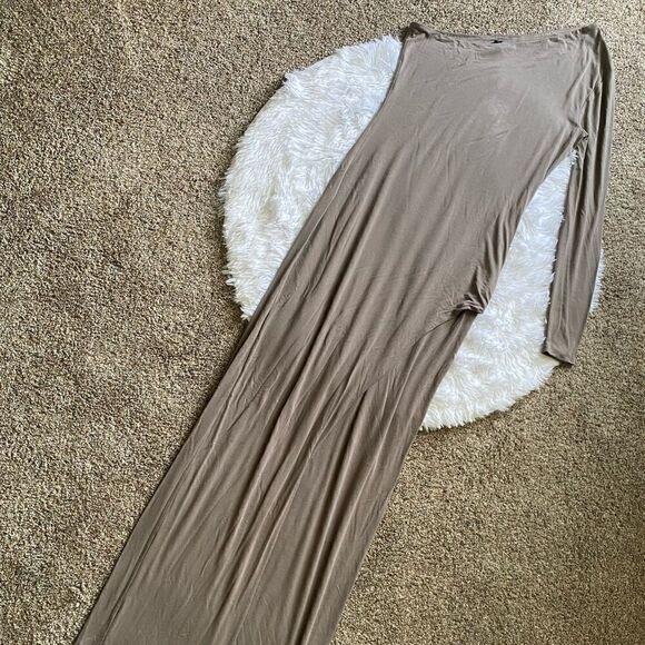 AQAQ Dresses & Skirts - AQAQ Yoko Maxi Dress One Sleeve Long Light Brown High Slit Womens Size 8 Stretch